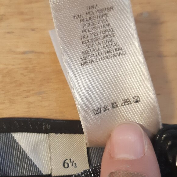 Small Burberry Women's Gloves, Size 6.5 Black with studded Maid in Italy - Picture 4 of 15